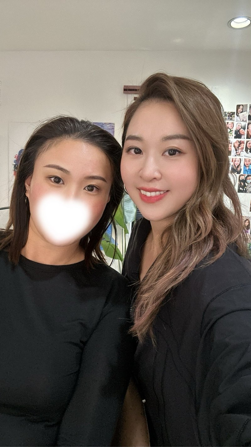 工作室客人合影，客人脸部已遮挡